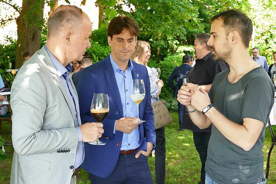 Vor der malerischen Kulisse von Schloss Mahlberg wurde die neue Ausgabe von baden. vorgestellt. (Foto: Janis Adam) Vor der malerischen Kulisse von Schloss Mahlberg wurde die neue Ausgabe von baden. vorgestellt. (Foto: Janis Adam)