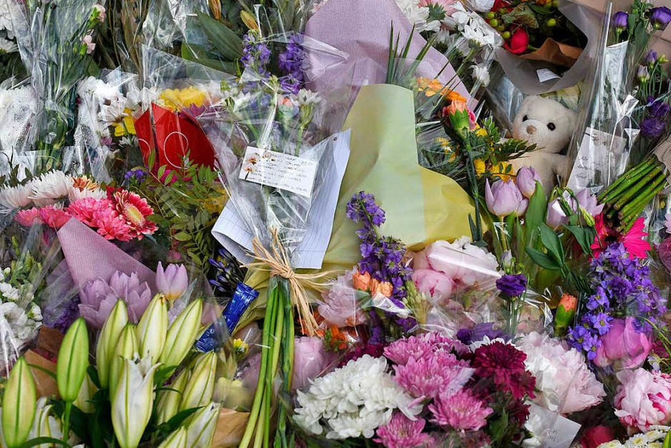 In Manchester zeigen die Menschen ihre Trauer am St. Ann’s Square offen. (Foto: AFP) In Manchester zeigen die Menschen ihre Trauer am St. Ann’s Square offen. (Foto: AFP)