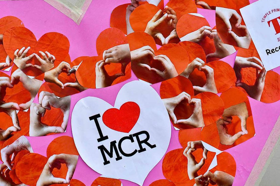 In Manchester zeigen die Menschen ihre Trauer am St. Ann’s Square offen. (Foto: AFP) In Manchester zeigen die Menschen ihre Trauer am St. Ann’s Square offen. (Foto: AFP)