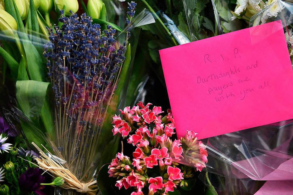 In Manchester zeigen die Menschen ihre Trauer am St. Ann’s Square offen. (Foto: AFP) In Manchester zeigen die Menschen ihre Trauer am St. Ann’s Square offen. (Foto: AFP)