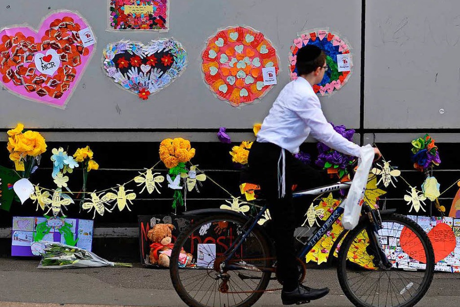 In Manchester zeigen die Menschen ihre Trauer am St. Ann’s Square offen. (Foto: AFP) In Manchester zeigen die Menschen ihre Trauer am St. Ann’s Square offen. (Foto: AFP)