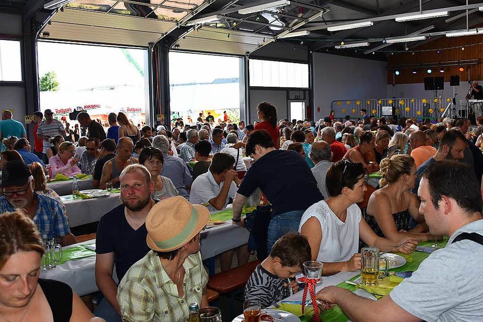 Das Erdbeer- und Spargelfest der Dunnerloch-Zotteli Grenzach-Wyhlen zeichnet sich nicht nur durch feines Essen sondern auch durch eine sehr gute Organisation aus. Das wissen die Gäste zu schätzen, die auch dieses Wochenende nach Wyhlen strömten. (Foto: Heinz u. Monika Vollmar) Das Erdbeer- und Spargelfest der Dunnerloch-Zotteli Grenzach-Wyhlen zeichnet sich nicht nur durch feines Essen sondern auch durch eine sehr gute Organisation aus. Das wissen die Gäste zu schätzen, die auch dieses Wochenende nach Wyhlen strömten. (Foto: Heinz u. Monika Vollmar)