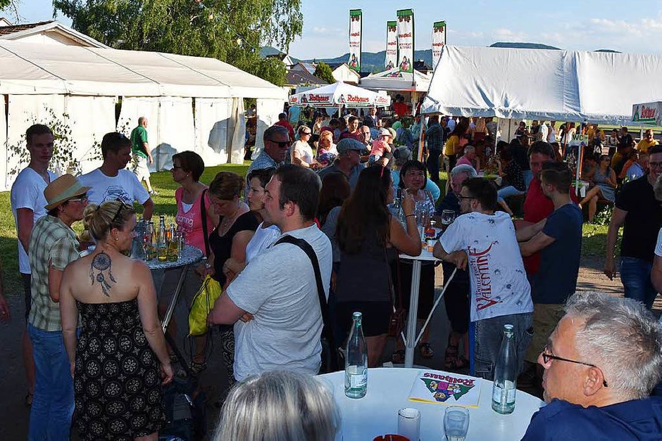 Das Erdbeer- und Spargelfest der Dunnerloch-Zotteli Grenzach-Wyhlen zeichnet sich nicht nur durch feines Essen sondern auch durch eine sehr gute Organisation aus. Das wissen die Gäste zu schätzen, die auch dieses Wochenende nach Wyhlen strömten. (Foto: Heinz u. Monika Vollmar) Das Erdbeer- und Spargelfest der Dunnerloch-Zotteli Grenzach-Wyhlen zeichnet sich nicht nur durch feines Essen sondern auch durch eine sehr gute Organisation aus. Das wissen die Gäste zu schätzen, die auch dieses Wochenende nach Wyhlen strömten. (Foto: Heinz u. Monika Vollmar)