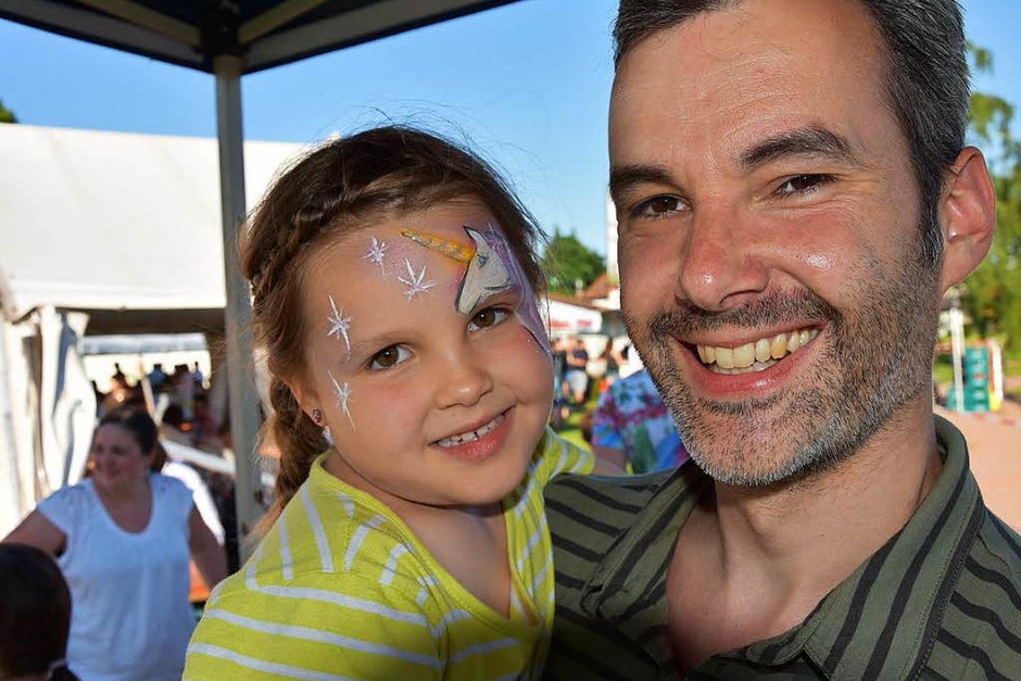 Das Erdbeer- und Spargelfest der Dunnerloch-Zotteli Grenzach-Wyhlen zeichnet sich nicht nur durch feines Essen sondern auch durch eine sehr gute Organisation aus. Das wissen die Gäste zu schätzen, die auch dieses Wochenende nach Wyhlen strömten. (Foto: Heinz u. Monika Vollmar) Das Erdbeer- und Spargelfest der Dunnerloch-Zotteli Grenzach-Wyhlen zeichnet sich nicht nur durch feines Essen sondern auch durch eine sehr gute Organisation aus. Das wissen die Gäste zu schätzen, die auch dieses Wochenende nach Wyhlen strömten. (Foto: Heinz u. Monika Vollmar)