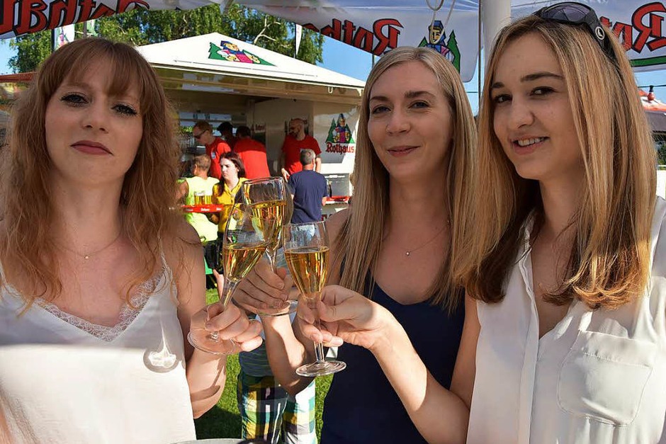 Das Erdbeer- und Spargelfest der Dunnerloch-Zotteli Grenzach-Wyhlen zeichnet sich nicht nur durch feines Essen sondern auch durch eine sehr gute Organisation aus. Das wissen die Gäste zu schätzen, die auch dieses Wochenende nach Wyhlen strömten. (Foto: Heinz u. Monika Vollmar) Das Erdbeer- und Spargelfest der Dunnerloch-Zotteli Grenzach-Wyhlen zeichnet sich nicht nur durch feines Essen sondern auch durch eine sehr gute Organisation aus. Das wissen die Gäste zu schätzen, die auch dieses Wochenende nach Wyhlen strömten. (Foto: Heinz u. Monika Vollmar)