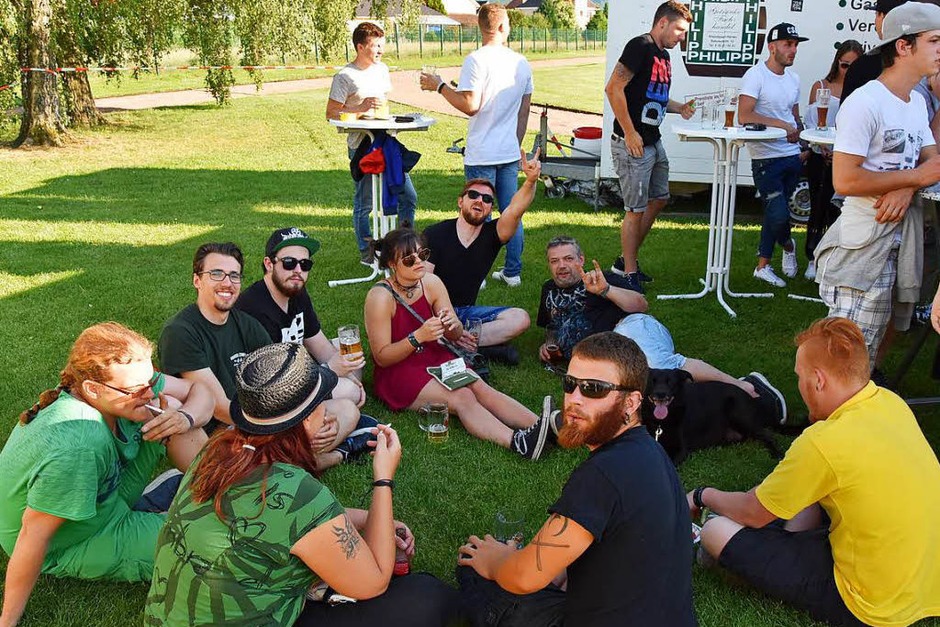 Das Erdbeer- und Spargelfest der Dunnerloch-Zotteli Grenzach-Wyhlen zeichnet sich nicht nur durch feines Essen sondern auch durch eine sehr gute Organisation aus. Das wissen die Gäste zu schätzen, die auch dieses Wochenende nach Wyhlen strömten. (Foto: Heinz u. Monika Vollmar) Das Erdbeer- und Spargelfest der Dunnerloch-Zotteli Grenzach-Wyhlen zeichnet sich nicht nur durch feines Essen sondern auch durch eine sehr gute Organisation aus. Das wissen die Gäste zu schätzen, die auch dieses Wochenende nach Wyhlen strömten. (Foto: Heinz u. Monika Vollmar)