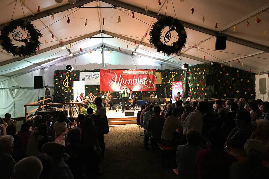 Impressionen vom Konzert des Ensembles „Alpenblech“ am Samstag im Urberger Festzelt. (Foto: Verein) Impressionen vom Konzert des Ensembles „Alpenblech“ am Samstag im Urberger Festzelt. (Foto: Verein)