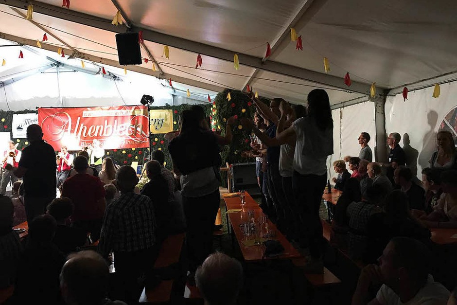 Impressionen vom Konzert des Ensembles „Alpenblech“ am Samstag im Urberger Festzelt. (Foto: Verein) Impressionen vom Konzert des Ensembles „Alpenblech“ am Samstag im Urberger Festzelt. (Foto: Verein)