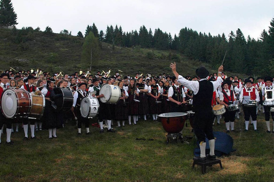 Am Sonntag war den ganzen Tag über viel los im Zelt des Musikvereins Urberg, vom Festgottesdienst bis zum Spiel des Gesamtchores der elf Musikvereine im Bezirk. (Foto: Karin Stöckl-Steinebrunner) Am Sonntag war den ganzen Tag über viel los im Zelt des Musikvereins Urberg, vom Festgottesdienst bis zum Spiel des Gesamtchores der elf Musikvereine im Bezirk. (Foto: Karin Stöckl-Steinebrunner)
