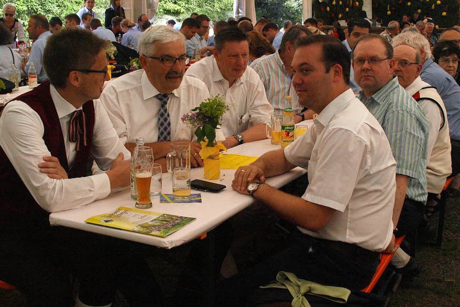 Am Sonntag war den ganzen Tag über viel los im Zelt des Musikvereins Urberg, vom Festgottesdienst bis zum Spiel des Gesamtchores der elf Musikvereine im Bezirk. (Foto: Karin Stöckl-Steinebrunner) Am Sonntag war den ganzen Tag über viel los im Zelt des Musikvereins Urberg, vom Festgottesdienst bis zum Spiel des Gesamtchores der elf Musikvereine im Bezirk. (Foto: Karin Stöckl-Steinebrunner)