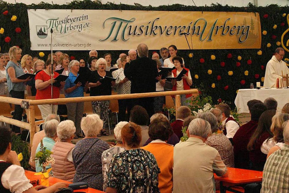 Am Sonntag war den ganzen Tag über viel los im Zelt des Musikvereins Urberg, vom Festgottesdienst bis zum Spiel des Gesamtchores der elf Musikvereine im Bezirk. (Foto: Karin Stöckl-Steinebrunner) Am Sonntag war den ganzen Tag über viel los im Zelt des Musikvereins Urberg, vom Festgottesdienst bis zum Spiel des Gesamtchores der elf Musikvereine im Bezirk. (Foto: Karin Stöckl-Steinebrunner)