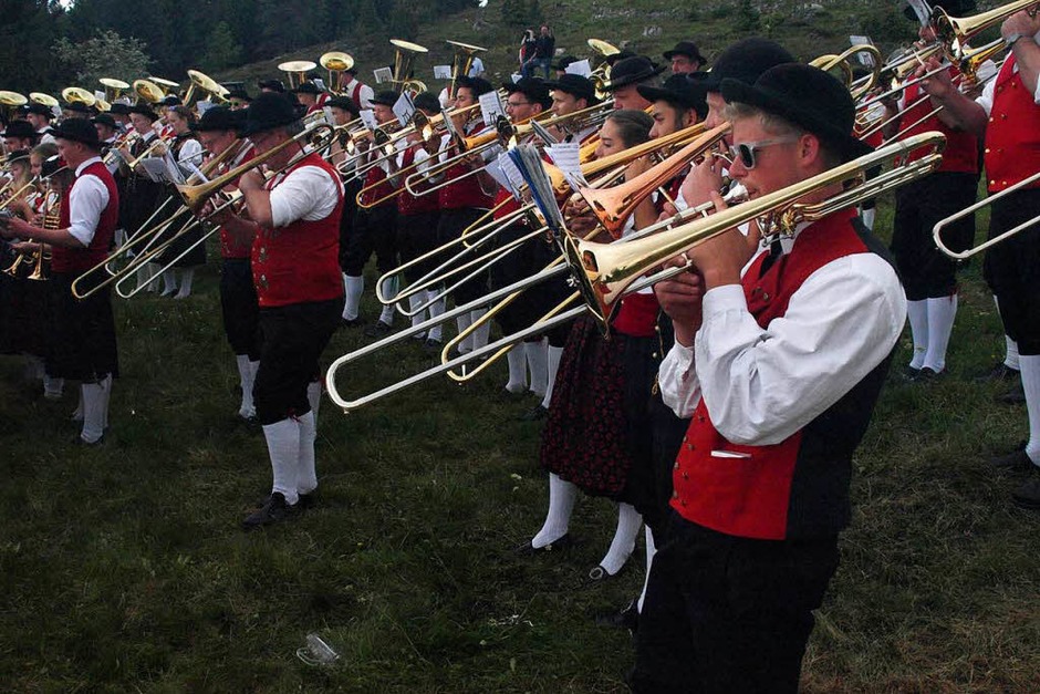 Am Sonntag war den ganzen Tag über viel los im Zelt des Musikvereins Urberg, vom Festgottesdienst bis zum Spiel des Gesamtchores der elf Musikvereine im Bezirk. (Foto: Karin Stöckl-Steinebrunner) Am Sonntag war den ganzen Tag über viel los im Zelt des Musikvereins Urberg, vom Festgottesdienst bis zum Spiel des Gesamtchores der elf Musikvereine im Bezirk. (Foto: Karin Stöckl-Steinebrunner)