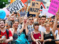 Tausende Menschen protestieren gegen Rechte in Karlsruhe Tausende Menschen protestieren gegen Rechte in Karlsruhe