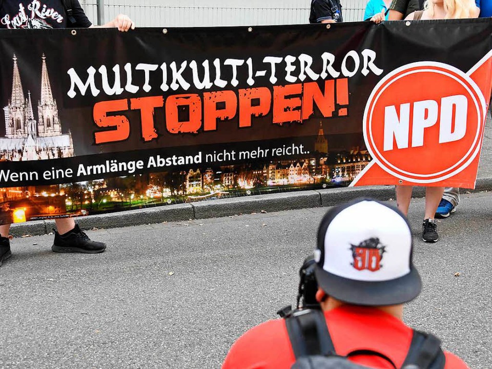 NPD-Plakat in Karlsruhe  | Foto: dpa