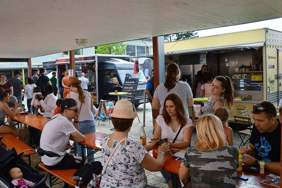 Beim Food Truck-Fest in Grenzach-Wyhlen gab es zahlreiche kulinarische Köstlichkeiten und zum süßen Abschluss Lebkuchenherzen. (Foto: Horatio Gollin) Beim Food Truck-Fest in Grenzach-Wyhlen gab es zahlreiche kulinarische Köstlichkeiten und zum süßen Abschluss Lebkuchenherzen. (Foto: Horatio Gollin)