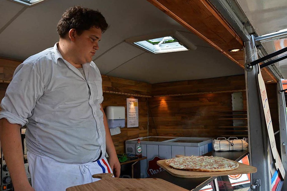 Beim Food Truck-Fest in Grenzach-Wyhlen gab es zahlreiche kulinarische Köstlichkeiten und zum süßen Abschluss Lebkuchenherzen. (Foto: Horatio Gollin) Beim Food Truck-Fest in Grenzach-Wyhlen gab es zahlreiche kulinarische Köstlichkeiten und zum süßen Abschluss Lebkuchenherzen. (Foto: Horatio Gollin)