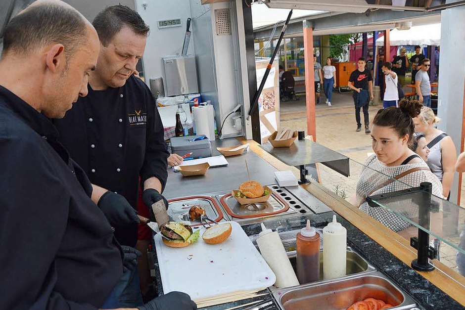 Beim Food Truck-Fest in Grenzach-Wyhlen gab es zahlreiche kulinarische Köstlichkeiten und zum süßen Abschluss Lebkuchenherzen. (Foto: Horatio Gollin) Beim Food Truck-Fest in Grenzach-Wyhlen gab es zahlreiche kulinarische Köstlichkeiten und zum süßen Abschluss Lebkuchenherzen. (Foto: Horatio Gollin)