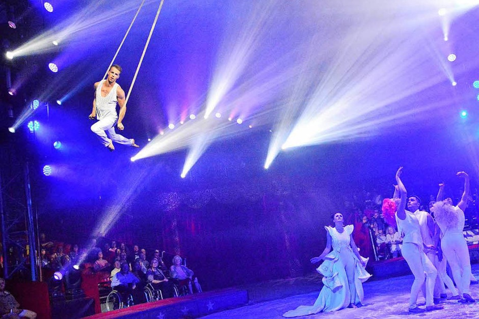 Menschen, Tiere, Sensationen: die Premiere des Schweizer Nationalcircus Knie in Basel. (Foto: Barbara Ruda) Menschen, Tiere, Sensationen: die Premiere des Schweizer Nationalcircus Knie in Basel. (Foto: Barbara Ruda)