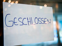 Französische Eltern geben ihre Tochter in der Schule ab – an Fronleichnam Französische Eltern geben ihre Tochter in der Schule ab – an Fronleichnam