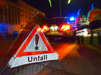 Betrunkene prallt mit Auto gegen Betonsockel – Zwei Schwerverletzte Betrunkene prallt mit Auto gegen Betonsockel – Zwei Schwerverletzte