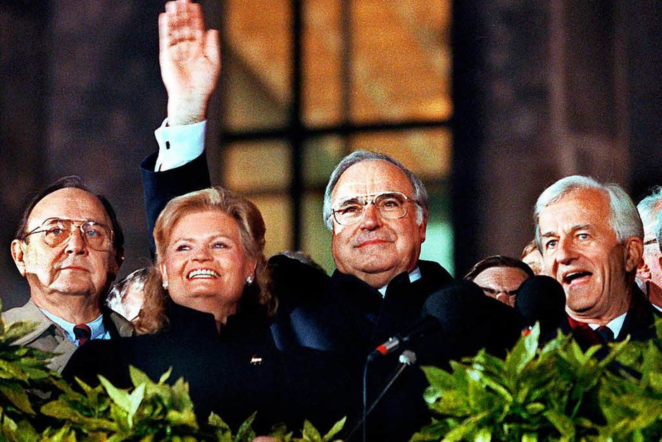 Bei der Berliner Feier am 03.10.1990 winken von der Freitreppe des Reichstagsgebäude (l-r) Bundesaußenminister Hans-Dietrich Genscher (FDP), Hannelore Kohl, Bundeskanzler Helmut Kohl (CDU) und Bundespräsident Richard von Weizsäcker. (Foto: dpa) Bei der Berliner Feier am 03.10.1990 winken von der Freitreppe des Reichstagsgebäude (l-r) Bundesaußenminister Hans-Dietrich Genscher (FDP), Hannelore Kohl, Bundeskanzler Helmut Kohl (CDU) und Bundespräsident Richard von Weizsäcker. (Foto: dpa)