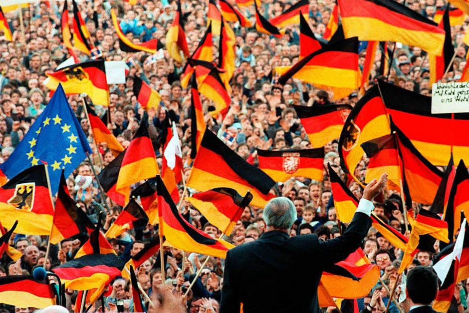 Bundeskanzler Helmut Kohl winkt am 20.2.1990 bei einer Wahlkampfveranstaltung in Erfurt. (Foto: dpa) Bundeskanzler Helmut Kohl winkt am 20.2.1990 bei einer Wahlkampfveranstaltung in Erfurt. (Foto: dpa)