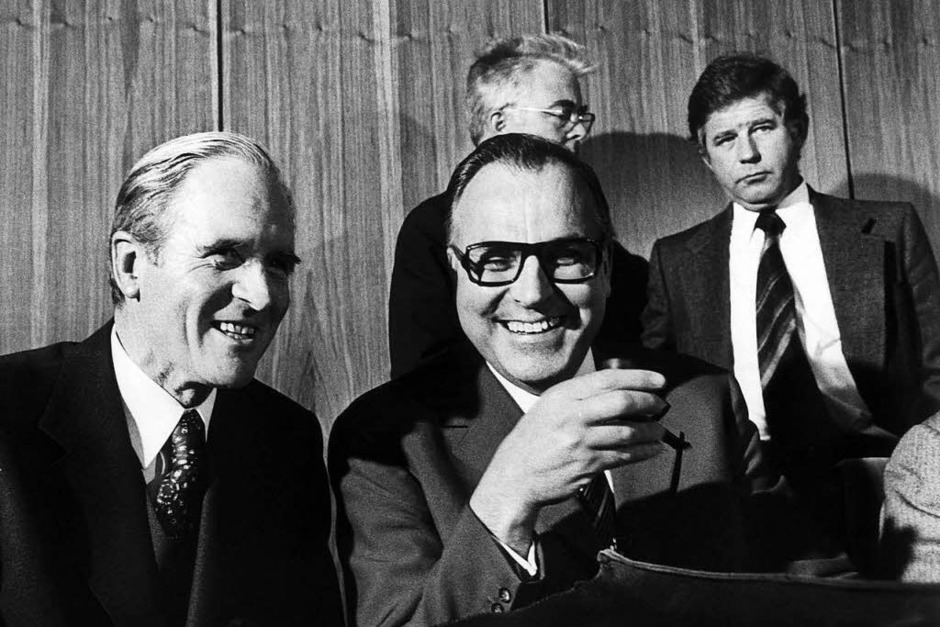 Helmut Kohl (mitte) mit CDU/CSU-Fraktionsführer Karl Carstens (links) in der Nacht als Willy Brandt vom Amt des Bundeskanzlers zurücktrat. (7. Mai 1974) (Foto: dpa) Helmut Kohl (mitte) mit CDU/CSU-Fraktionsführer Karl Carstens (links) in der Nacht als Willy Brandt vom Amt des Bundeskanzlers zurücktrat. (7. Mai 1974) (Foto: dpa)