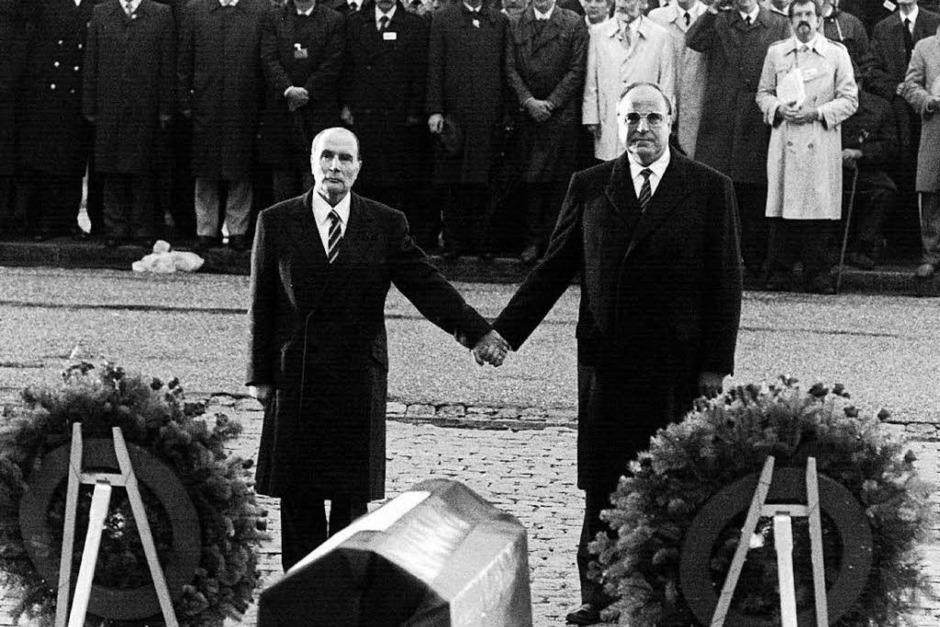 Der französische Staatspräsident Francois Mitterrand (l) und Bundeskanzler Helmut Kohl reichen sich am 22.9.1984 über den Gräbern von Verdun die Hand. (Foto: dpa) Der französische Staatspräsident Francois Mitterrand (l) und Bundeskanzler Helmut Kohl reichen sich am 22.9.1984 über den Gräbern von Verdun die Hand. (Foto: dpa)