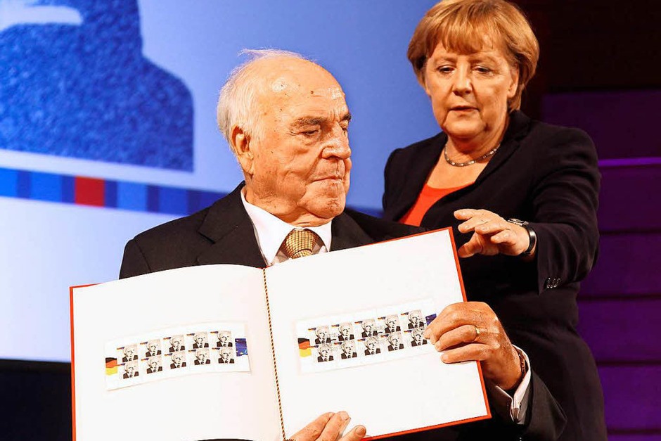 Kanzlerin Angela Merkel übergibt Altkanzler Kohl am 27. September 2012 seine Briefmarken im Deutschen Historischen Museum in Berlin. (Foto: AFP) Kanzlerin Angela Merkel übergibt Altkanzler Kohl am 27. September 2012 seine Briefmarken im Deutschen Historischen Museum in Berlin. (Foto: AFP)
