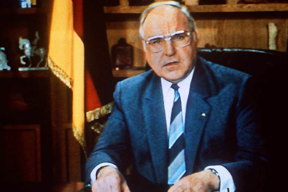 Kohl bei einer der größten Fernsehpannen: In der Neujahrsansprache 1986 wünscht er alles Gute für 1986, nicht 1987. (Foto: Marcus Thelen) Kohl bei einer der größten Fernsehpannen: In der Neujahrsansprache 1986 wünscht er alles Gute für 1986, nicht 1987. (Foto: Marcus Thelen)