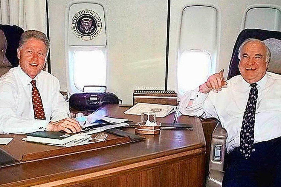 Helmut Kohl und Ex- US-Präsident Bill Clinton am 14. Mai 1998 im amerikanischen Präsidentenflugzeug, der Air Force One. (Foto: AFP) Helmut Kohl und Ex- US-Präsident Bill Clinton am 14. Mai 1998 im amerikanischen Präsidentenflugzeug, der Air Force One. (Foto: AFP)