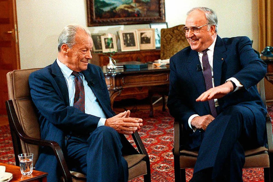 Kohl (r) mit dem SPD-Ehrenvorsitzenden und Friedensnobelpreisträger Willy Brandt bei einer Diskussion über die deutsch-deutsche Vereinigung im Büro des ersten Bundeskanzlers der Bundesrepublik, Konrad Adenauer, in Bonn. (21. Spetember 1990<ZAM-BlindTextAus>)</ZAM-BlindTextAus> (Foto: dpa) Kohl (r) mit dem SPD-Ehrenvorsitzenden und Friedensnobelpreisträger Willy Brandt bei einer Diskussion über die deutsch-deutsche Vereinigung im Büro des ersten Bundeskanzlers der Bundesrepublik, Konrad Adenauer, in Bonn. (21. Spetember 1990<ZAM-BlindTextAus>)</ZAM-BlindTextAus> (Foto: dpa)