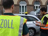Zoll prüft Taxigewerbe im Kreis Lörrach auf Mindestlohn Zoll prüft Taxigewerbe im Kreis Lörrach auf Mindestlohn