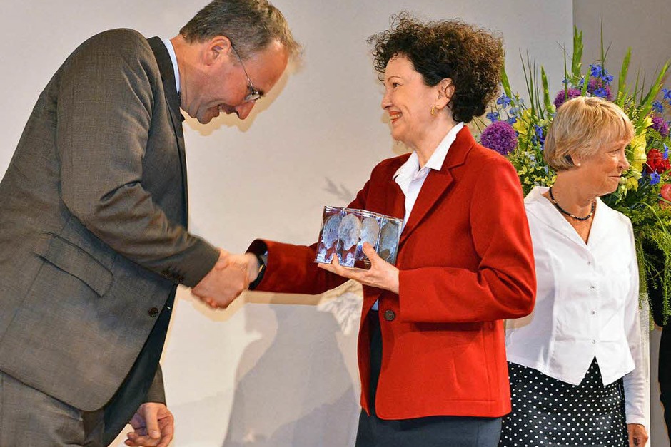 Lady Christiane Dahrendorf gratuliert Marc Rath von der Magdeburger Volksstimme zum ersten Preis. (Foto: Michael Bamberger) Lady Christiane Dahrendorf gratuliert Marc Rath von der Magdeburger Volksstimme zum ersten Preis. (Foto: Michael Bamberger)