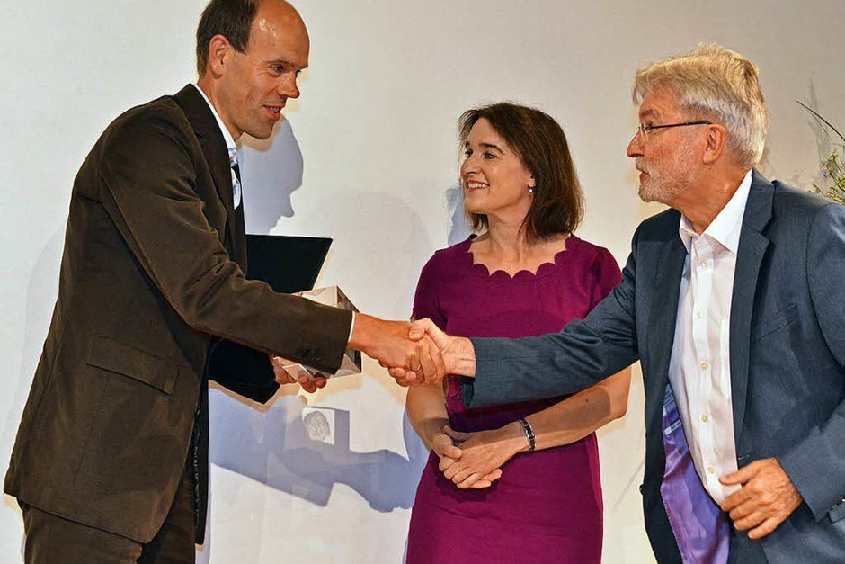 BZ-Herausgeber Thomas Hauser beglückwünscht Volker Boch von der Rhein-Zeitung, der den zweiten Preis erhält. (Foto: Michael Bamberger) BZ-Herausgeber Thomas Hauser beglückwünscht Volker Boch von der Rhein-Zeitung, der den zweiten Preis erhält. (Foto: Michael Bamberger)