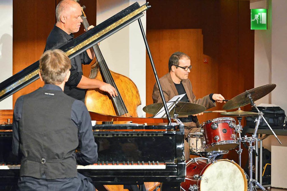 Die jazzigen Klänge des Trios Tales in Tones passten gut zur Veranstaltung. (Foto: Michael Bamberger) Die jazzigen Klänge des Trios Tales in Tones passten gut zur Veranstaltung. (Foto: Michael Bamberger)