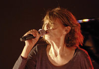 Sie singt beim Open Air Festival Symphonie des Arts im Garten der zwei Ufer Songs von Serge Gainsbourg Sie singt beim Open Air Festival Symphonie des Arts im Garten der zwei Ufer Songs von Serge Gainsbourg