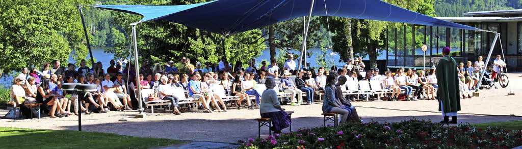 Mehr als 200 Gläubige feiern gemeinsam im Kurpark - Badische Zeitung