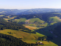Adlerperspektive: Im Heißluftballon über den Hochschwarzwald Adlerperspektive: Im Heißluftballon über den Hochschwarzwald