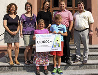 10 000 Euro für neue Schulmöbel 10 000 Euro für neue Schulmöbel