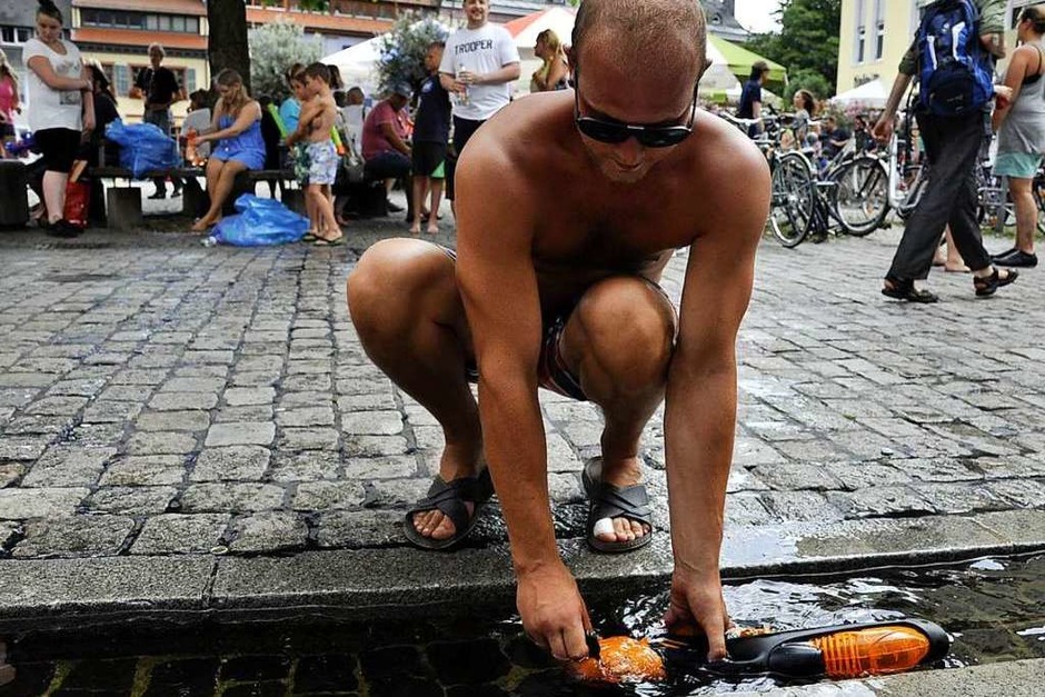 Wasserschlacht auf dem Augustinerplatz: Die Munition stammte auch in diesem Jahr aus dem Bächle. (Foto: Daniel Thoma) Wasserschlacht auf dem Augustinerplatz: Die Munition stammte auch in diesem Jahr aus dem Bächle. (Foto: Daniel Thoma)