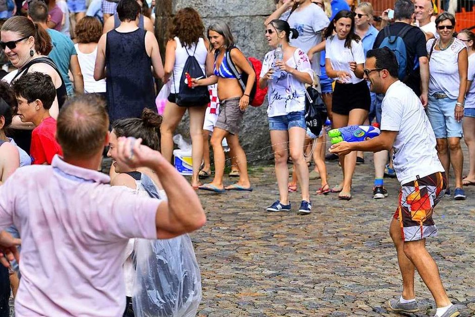 Wasserschlacht auf dem Augustinerplatz: Die Munition stammte auch in diesem Jahr aus dem Bächle. (Foto: Daniel Thoma) Wasserschlacht auf dem Augustinerplatz: Die Munition stammte auch in diesem Jahr aus dem Bächle. (Foto: Daniel Thoma)