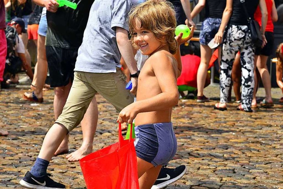 Wasserschlacht auf dem Augustinerplatz: Die Munition stammte auch in diesem Jahr aus dem Bächle. (Foto: Daniel Thoma) Wasserschlacht auf dem Augustinerplatz: Die Munition stammte auch in diesem Jahr aus dem Bächle. (Foto: Daniel Thoma)