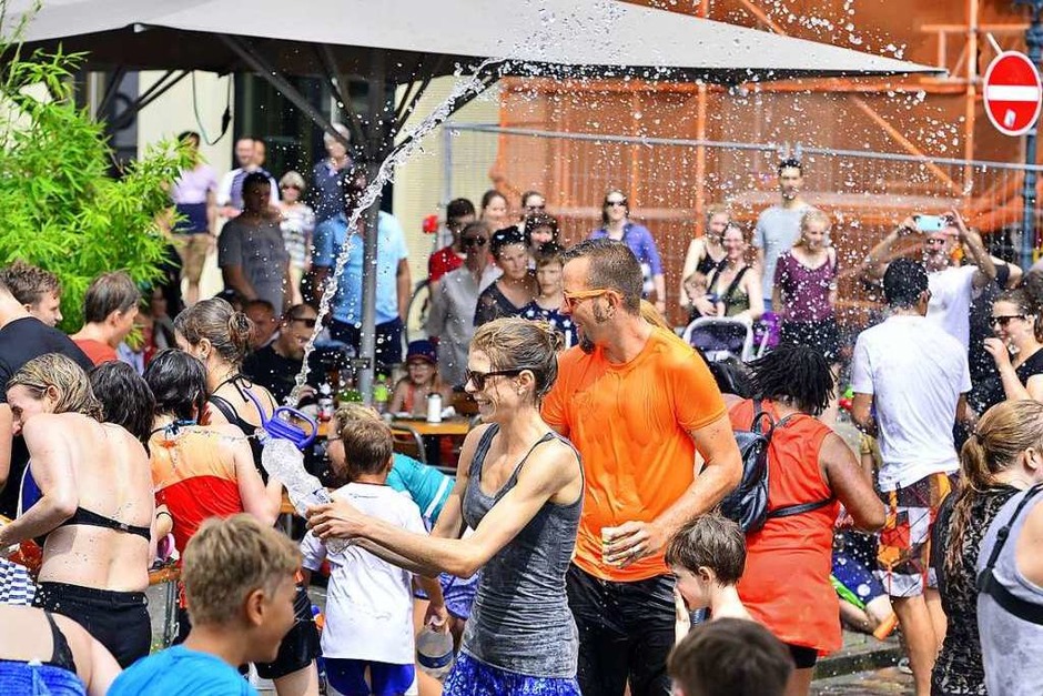 Wasserschlacht auf dem Augustinerplatz: Die Munition stammte auch in diesem Jahr aus dem Bächle. (Foto: Daniel Thoma) Wasserschlacht auf dem Augustinerplatz: Die Munition stammte auch in diesem Jahr aus dem Bächle. (Foto: Daniel Thoma)
