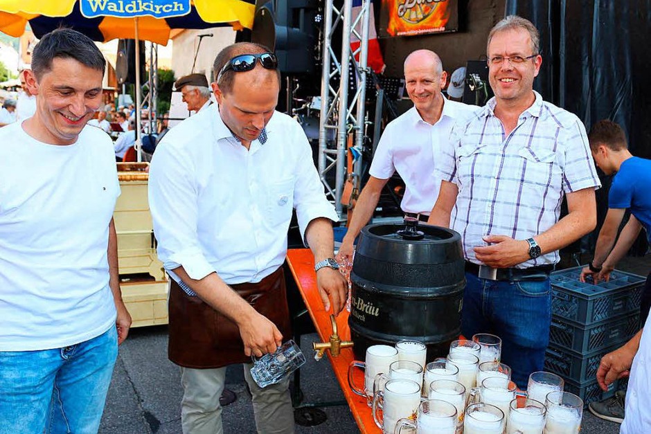 Mit zwei kräftigen Schlägen von Oberbürgermeister Roman Götzmann saß der Hahn im Fass, welches die Hirschen-Brauerei gespendet hatte. Doch leider war zu viel Druck im Fass, so dass der Zapfhahn wieder hinaus geschossen kam. (Foto: Karin Heiß) Mit zwei kräftigen Schlägen von Oberbürgermeister Roman Götzmann saß der Hahn im Fass, welches die Hirschen-Brauerei gespendet hatte. Doch leider war zu viel Druck im Fass, so dass der Zapfhahn wieder hinaus geschossen kam. (Foto: Karin Heiß)