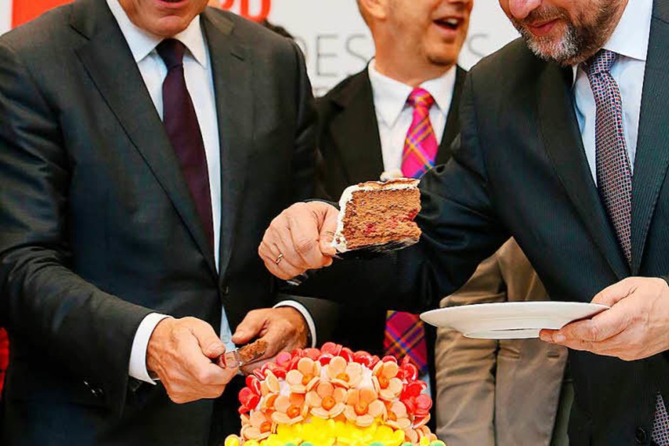 Abgeordnete und Zuschauer im Bundestag feierten die Entscheidung für die Ehe für alle. (Foto: dpa) Abgeordnete und Zuschauer im Bundestag feierten die Entscheidung für die Ehe für alle. (Foto: dpa)