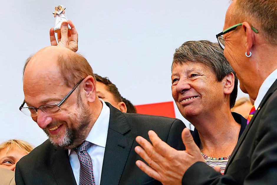 Abgeordnete und Zuschauer im Bundestag feierten die Entscheidung für die Ehe für alle. (Foto: dpa) Abgeordnete und Zuschauer im Bundestag feierten die Entscheidung für die Ehe für alle. (Foto: dpa)