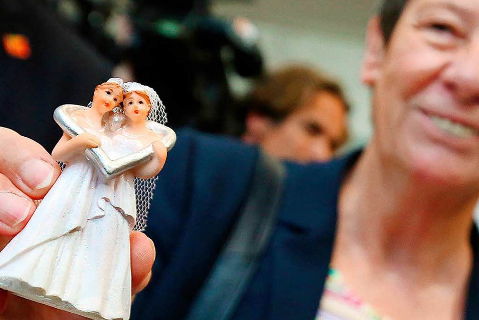 Abgeordnete und Zuschauer im Bundestag feierten die Entscheidung für die Ehe für alle. (Foto: dpa) Abgeordnete und Zuschauer im Bundestag feierten die Entscheidung für die Ehe für alle. (Foto: dpa)