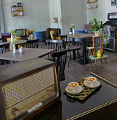 Therme nun mit Flaniermeile und Retro-Café Therme nun mit Flaniermeile und Retro-Café