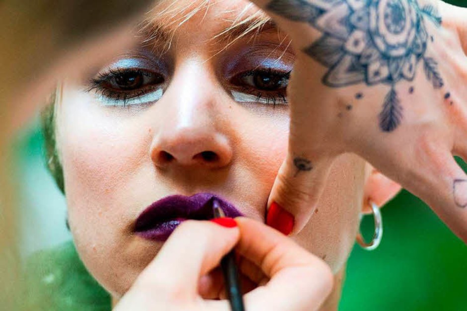 Backstage-Styling bei Anja Gockel (Foto: dpa) Backstage-Styling bei Anja Gockel (Foto: dpa)